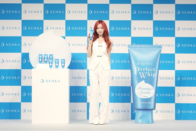 SENKA グローバルアンバサダー 日本初解禁 新CM発表会を開催　グローバルグループ「aespa」のGISELLEさん登壇「美容泡」づくり30秒チャレンジに挑戦！“すっぴんつるん”のヒミツも語る
