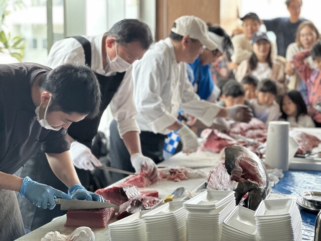 地上110Mのキッチンスタジオで迫力満点の「まぐろ解体ショー」を開催！東京・有明の超高層レジデンスのプロモーションイベントにて