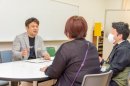 学校の先生と打ち合わせの風景 学校の先生と打ち合わせの風景