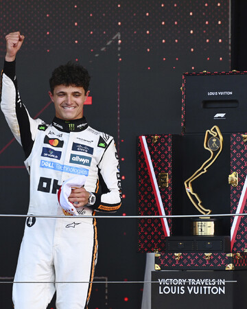 【ルイ・ヴィトン】フォーミュラ1(R) タグ・ホイヤー グランプリ・ドゥ・モナコ 2025を制したランド・ノリスがルイ・ヴィトン特製トランクに収められたトロフィーを獲得