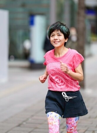 「62歳、毎朝5kmを500日」“運動嫌い”主婦がマラソン完走。変化のきっかけは1着のウェアだった