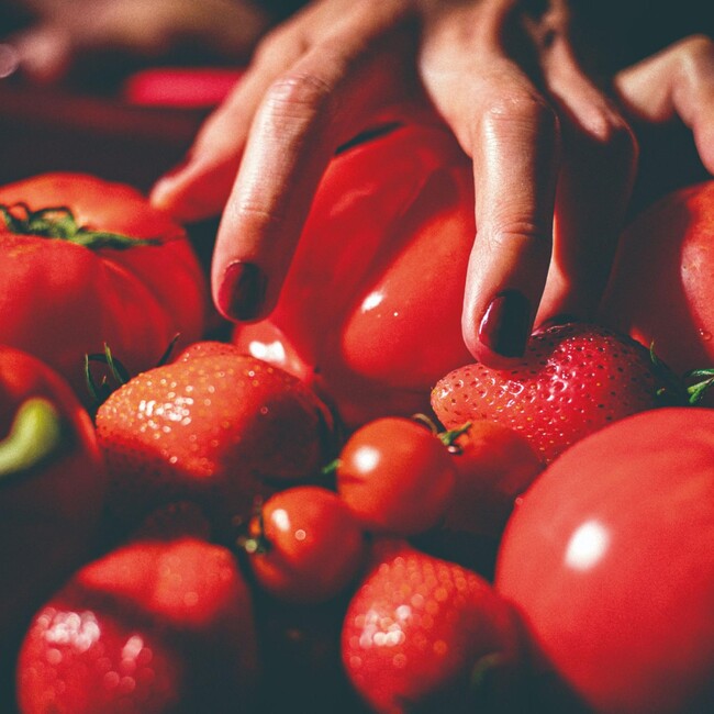 GLAMOROUS POPバンド・HEREが新曲『真っ赤っかになっちゃって』を配信リリース！