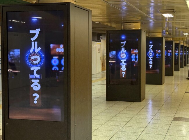 新宿駅メトロプロムナードのサイネージにダーツを題材とした広告が登場