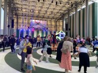 大阪・関西万博「よしもとwaraii myraii館」で東和エンジニアリング提供の300インチLEDビジョンが活躍！
