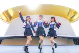 アンバサダー・NMB48(会場となるシャインハットの前で)