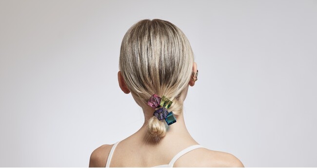 ＜THE HAIR BAR TOKYO＞から圧巻の機能性を誇る、人気のキューブとピラミッドポニーの新色が登場！湿度が増していくこの季節にプリズムに輝くオーナメントで涼やかなヘアアレンジを。