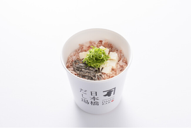 シンプルながらも奥深い、初夏にぴったりな一杯。 「豆腐塩昆布のせかつぶしめし」 「日本橋だし場 本店」にて6月1日より限定販売