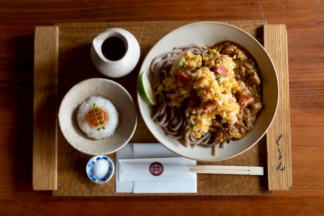 【京都四条くをん】旬の味覚で涼を愉しむ――小柱と枝豆、もろこしかき揚げの和風キーマうどんが登場！