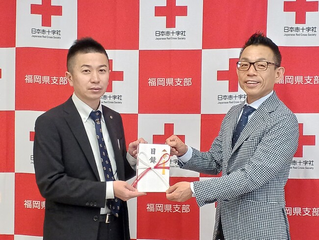 医系専門予備校メディカルラボが医療従事者支援活動等の一環として日本赤十字社へ寄附金を寄贈。