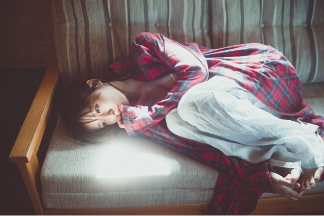 長濱ねる、セカンド写真集先行カット第三弾!夏の光に包まれた「起き抜けすっぴんフェイス」を大公開