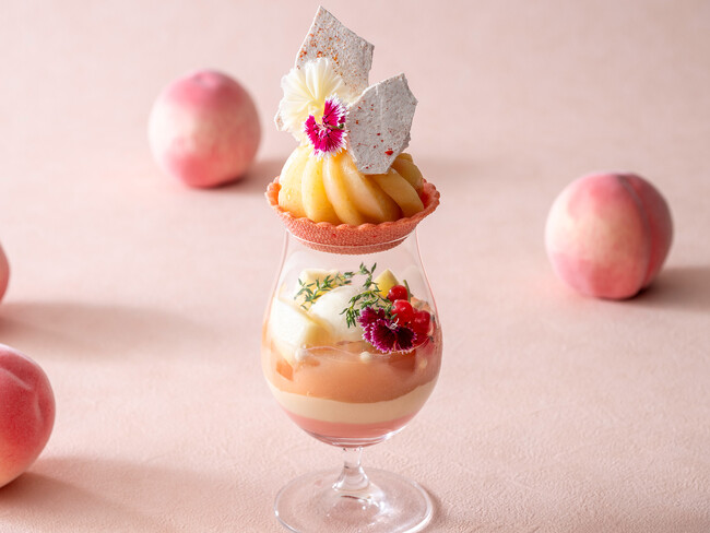 可愛らしい桃パフェの中で、重なり合うスイーツの層　ひと匙ごとに異なる食感と味わいが楽しめる「パルフェ ペッシュ～桃のパフェ～」
