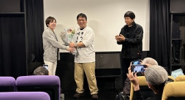 おもちゃ鑑定士の小材直由、全国ロードショー中の映画「~運送ドラゴン~パワード人間バトルクーリエ」の監督兼主役の大東賢と舞台挨拶 おもちゃ鑑定士の小材直由、全国ロードショー中の映画「~運送ドラゴン~パワード人間バトルクーリエ」の監督兼主役の大東賢と舞台挨拶