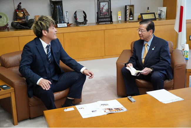 小澤辰矢、出身地・富士宮市で須藤秀忠市長と対談