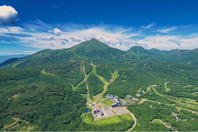 北海道初上陸！世界が熱狂するラケットスポーツ「パデル」ニセコHANAZONOリゾートに本格コート誕生