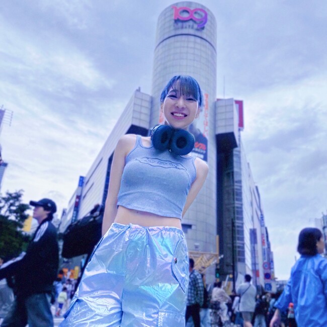 デザインや映像まで全てを自身で手がけるSSW・ヒガシアオイが、新曲『全肯定ガール』をリリース！