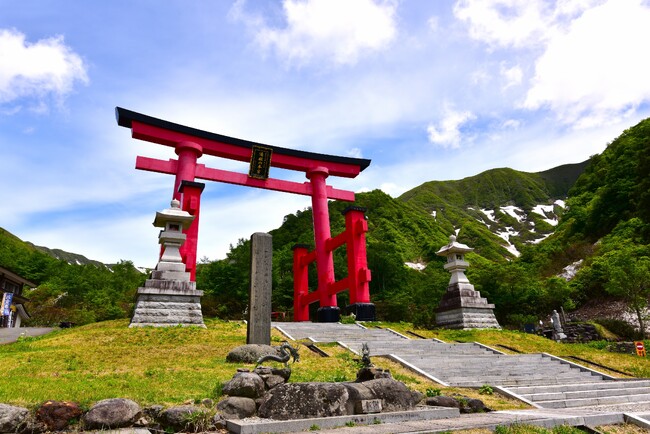 「語るなかれ」「聞くなかれ」の神域に触れる旅　自然崇拝の原型を今に留める貴重な神秘の神域　出羽三山・湯殿山神社、６月1日（日）開山祭