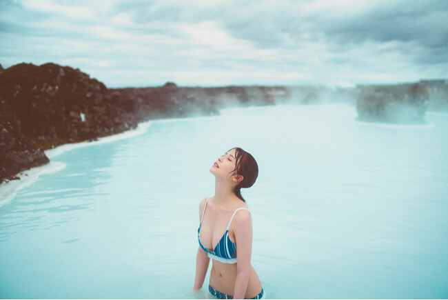 長濱ねる、セカンド写真集先行カット第4弾!アイスランドの地熱温泉で、8年ぶりの水着姿を公開