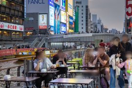 テラス席では道頓堀のシンボルであるグリコや遊覧船を眺めながら食事を楽しむことができます