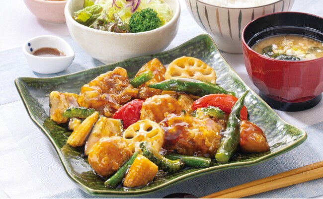 夏野菜が彩る「季節の野菜と豚と鶏つくねの黒酢あん」６月２日（月）から新登場！