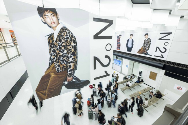 【N21】新人モデルの道休蓮を起用した広告ビジュアルを成田空港にて展開