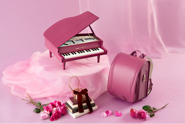 土屋鞄のランドセルブランド「grirose」河合楽器製作所とコラボ第2弾　ランドセルカラーの特別仕様『KAWAI meets grirose』ミニグランドピアノ　6月21日(土)より数量限定販売開始