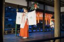 橋殿での巫女舞