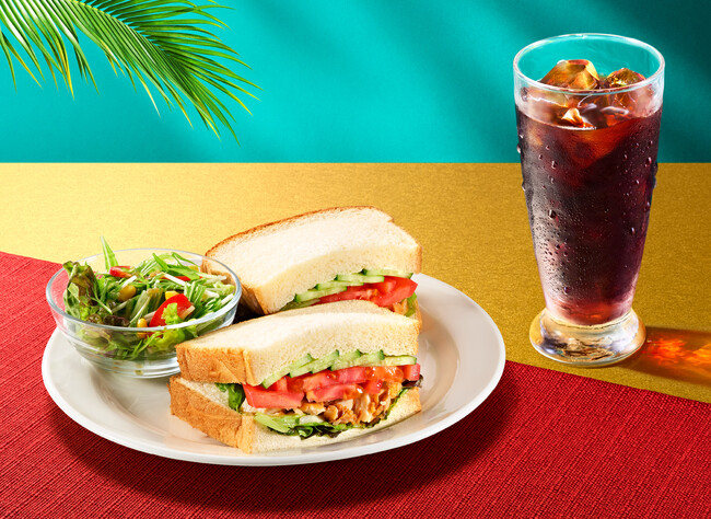 【スパイシー×香ばしさ！食欲そそる夏の主役】ケイジャンソースとグリルチキン、ザクザク食感のフライドオニオンがたまらない！たっぷり新鮮野菜の夏限定サンドイッチ 『珈琲館』にて、6月12日（木）より新発売