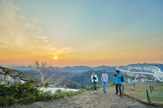 【トマム】秋の澄んだ空気の中で、雲海や黄色に色づく山々の絶景を楽しむ「雲海テラスサンライズウォーキング」開催