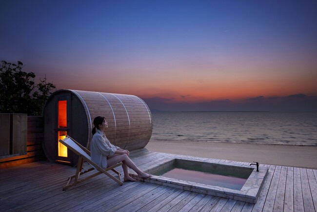 【リゾナーレ小浜島】朝焼けに染まる絶景を独り占め！海上に浮かぶ外気浴でととのう「サンライズサウナ」販売