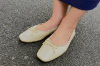 梅雨の季節に最適なアイテム登場
「洋服の青山」から防水仕様のフラットパンプスを発売
