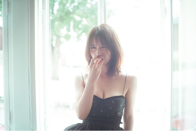 長濱ねる、セカンド写真集先行カット第5弾!レディな黒ドレスでフルーツにかぶりつき!