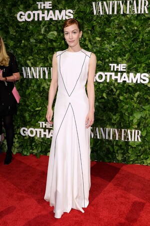 【ルイ・ヴィトン】ブリット・ロウワー、2025ゴッサム TV アワードにてルイ・ヴィトンを着用