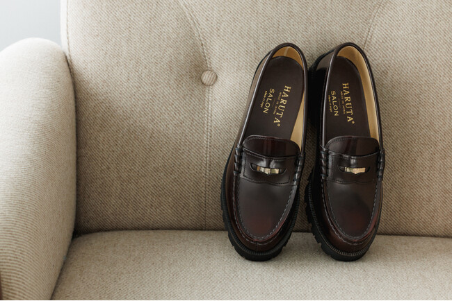 HARUTAとSALON adam et rope'がコラボレーション。時代を超えて愛される、革靴の名門とつくる特別な一足を発売。