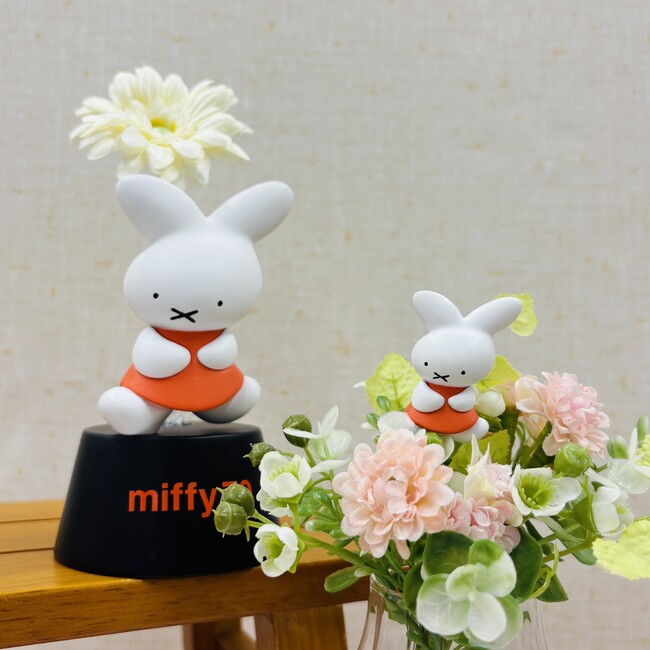人気絵本ミッフィーのお花屋さん「フラワーミッフィー」にて、2025年6月20日(金)よりミッフィーの誕生70周年をお祝いする特別な「ナインチェ」デザインの一輪挿しとピックを販売いたします