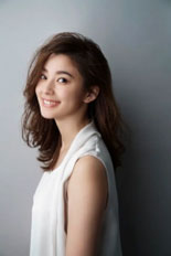 休息ケアとして大人気のサプリメントシリーズ『ファイングリシン(R)+シリーズ』の広告に女優・モデルの朝比奈彩さんを起用。