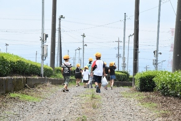 【狭山茶の故郷で育つ！】入間市立新久小学校が茶摘み＆オリエンテーリングで地域密着教育を公開