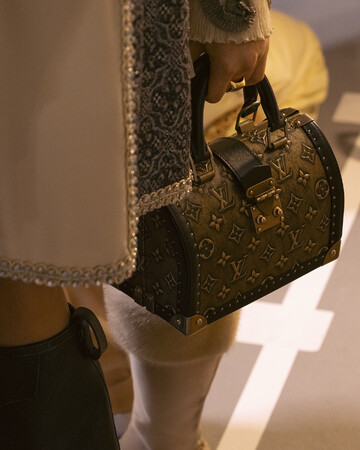 【ルイ・ヴィトン】2026クルーズ・コレクションのバックステージ動画を公開