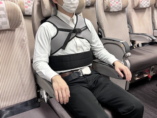 【日本航空×ダイヤ工業】座位保持が困難な方や補助を必要とするお客さまの座位姿勢を支えるサポートベルトを導入