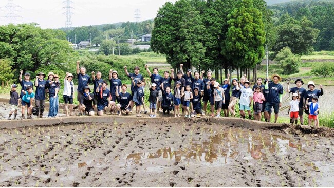 NOK熊本事業場の社員と家族55人が「地下水を育む田植え」に参加