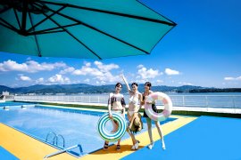 青空すれすれスカイプール 青空すれすれスカイプール