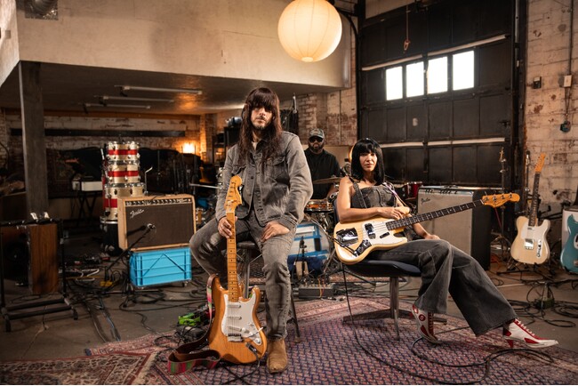 テキサス州ヒューストン出身のバンド【KHRUANGBIN】 マーク・スピアとローラ・リーのシグネイチャーモデル2025年6月11日（水）発売