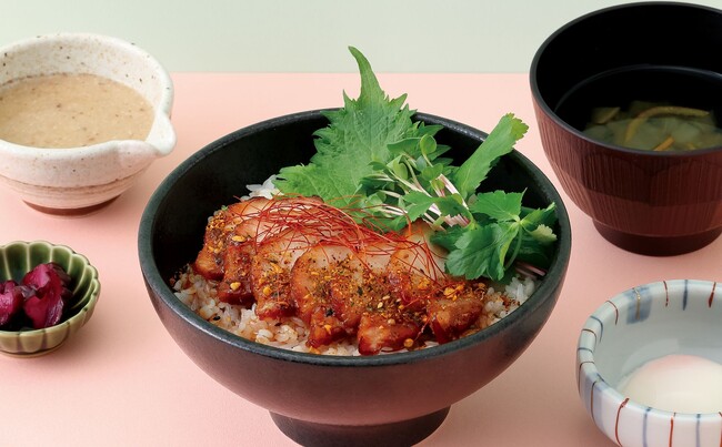 和スパイス香る炙り豚バラ丼を6月18日から期間限定で。阪急西宮ガーデンズ・自然薯とろろ丼専門店「黒十ヤ（コクトウヤ）」