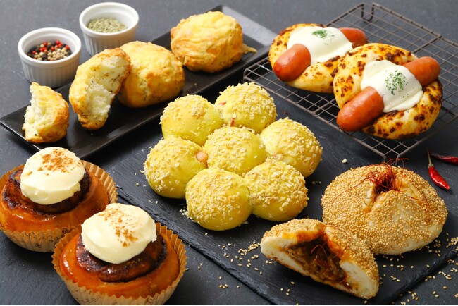 【出汁カレー×パン】京都の老舗ベーカリー「グランディール」より、かつおぶしや昆布の旨みとスパイスが広がる出汁カレー風味の生地で仕上げた“京生ちぎりパン”や『ベーグル～炭焼き牛カルビカレー～』を新発売！