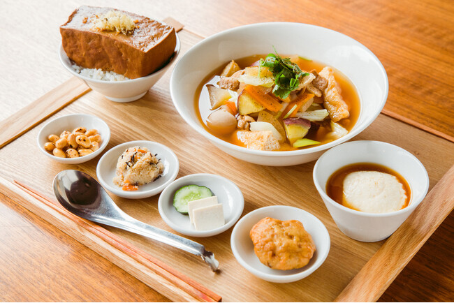 「主食は、豆腐」の定食スタイルで、職人手作りの“できたて豆腐”を一日中楽しめる新業態『豆富食堂 目黒店』6/13（金）オープン！廃棄おからをアップサイクルした新商品「おからビール」も登場