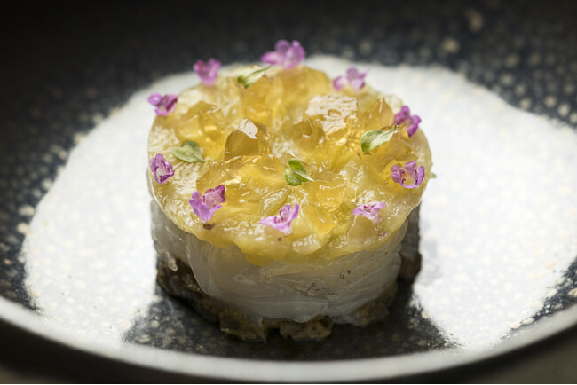 【星のや東京】ズッキーニや茄子など、夏の味覚と日本各地の郷土の味が響き合う「夏限定メニュー」を提供