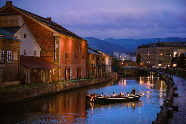 【OMO5小樽】秋の夕暮れに染まる街を眺めながら、ワインとお寿司のマリアージュを味わう「小樽運河ワインクルージング」今年も開催