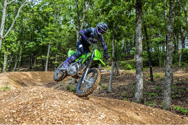 カワサキからフルモデルチェンジとなったコンペティションモデル「KLX230R」「KLX230R S」を2025年9月25日に新発売！