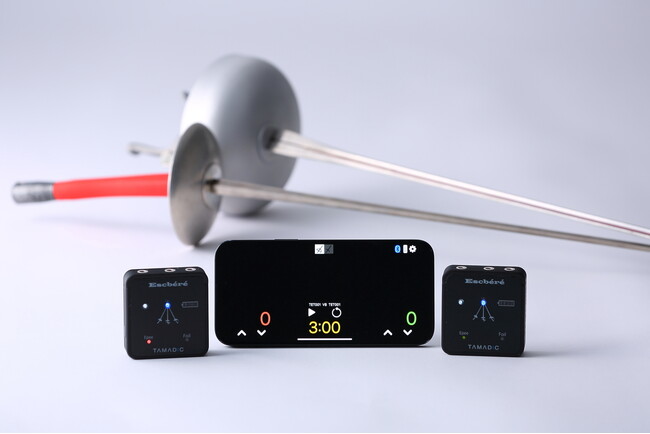国内初のフェンシング無線審判器システム『Escbere（エスクベーレ）』発売　スマートフォンアプリで攻撃判定と得点表示