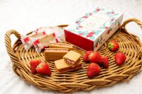 【キル フェ ボン】＜新発売＞甘酸っぱいイチゴの果肉をとじ込めたガナッシュがたっぷりと！キルフェボンならではのクッキーサンド「Sandwich aux fruits (サンドウィッチ オ フリュイ)」