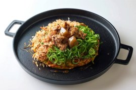 味乃家「牛すじ盛り味乃家ミックスモダン焼き」 味乃家「牛すじ盛り味乃家ミックスモダン焼き」